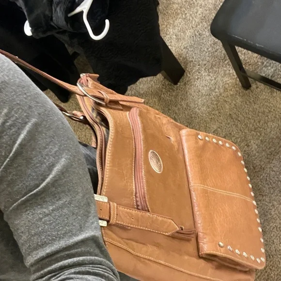 Elegant Tan Leather Tote Bag - Picture 9 of 10